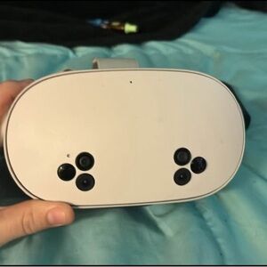White VR Headset mega quest 3s brand new